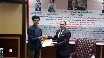 رئيس جامعة دمنهور يكرّم الطالب المبتكر عبد الرحمن