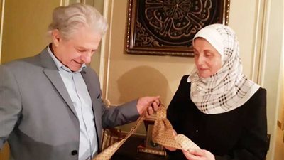 رابطة عنق عبد الحليم حافظ هدية من أسرته للمايسترو سليم سحاب