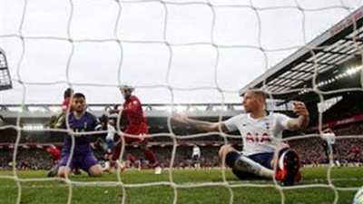 حكم المباراة يحتفل بفوز ليفربول على توتنهام
