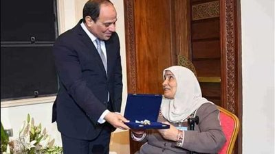 تفاصيل حديث الرئيس السيسي للحاجة نادية في احتفالية تكريم الأمهات المثاليات