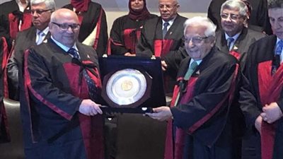 جامعة عين شمس تكرم العالم 