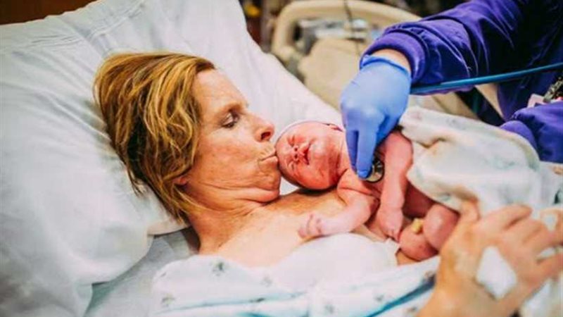 الجدة 61 سنة.. تلد