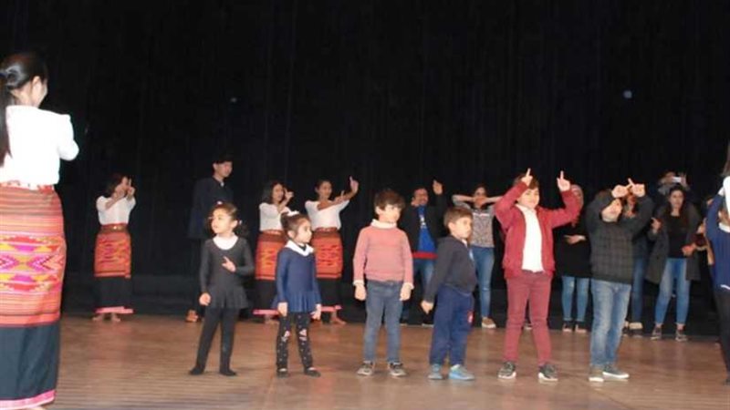 رقصات فلكلورية للأطفال