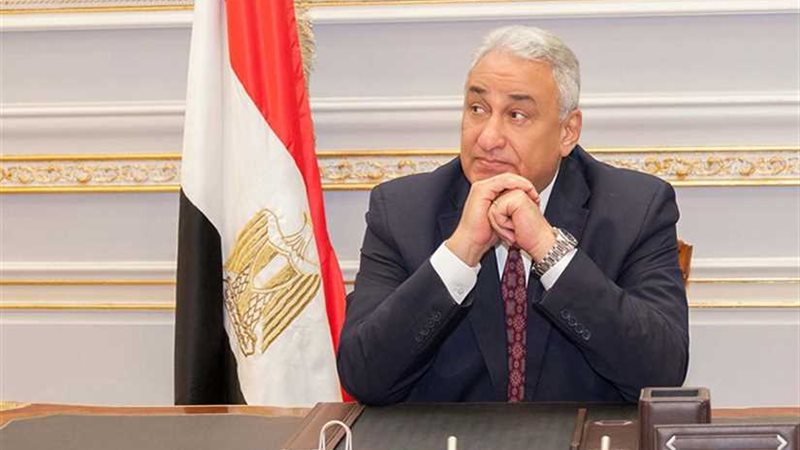 عاشور يدافع عن محام