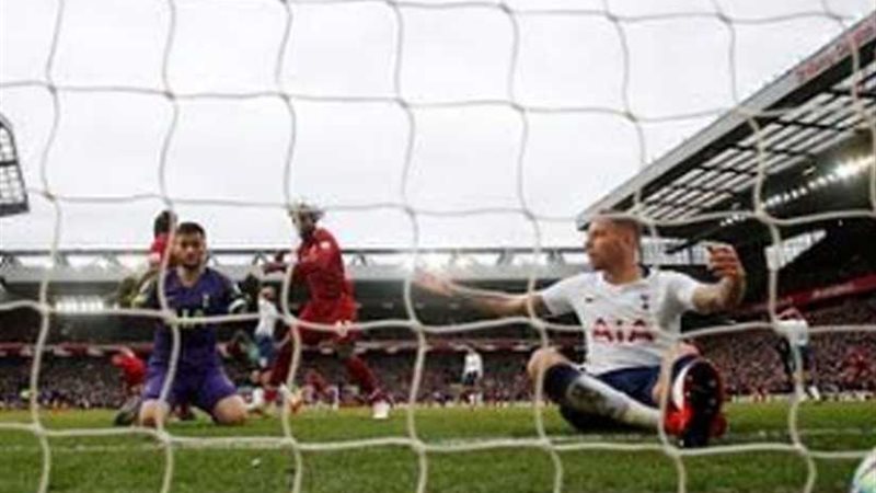 حكم المباراة يحتفل