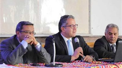 العناني يلتقي طلاب الآثار بجامعة عين شمس