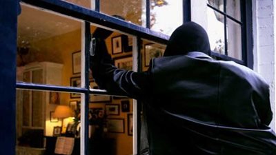 الأم تنتصر على لص حاول خطف ابنتها في منتصف الليل