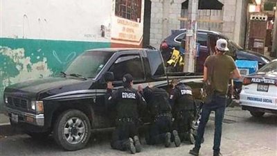 عصابة مسلحة تختطف 11 شرطيا تحت تهديد السلاح وسط المكسيك