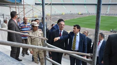 المسؤولون يتابعون الاستعدادات النهائية لإستاد القاهرة الدولي 