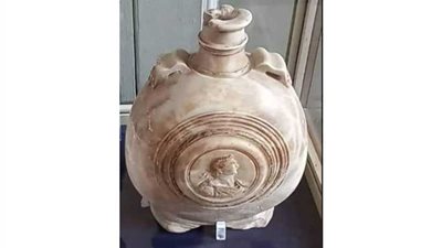 قنينة مرمر و4 عملات برونزية رومانية قطع الأسبوع بالمتحف المصري