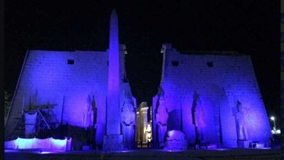 بإضاءة المعابد باللون الأزرق.. الأقصر تشارك العالم في الاحتفال يوم التوحد (صور)