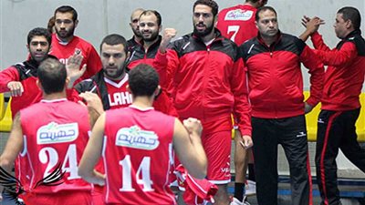 الأحمر يتأهل إلى نصف النهائي بسوبر السلة