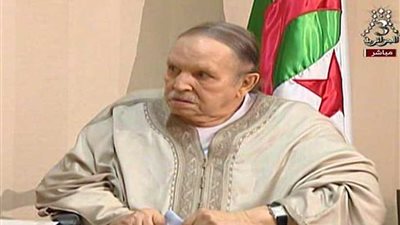 بالفيديو.. لحظة تقديم بوتفليقة لاستقالته من رئاسة الجزائر