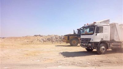 الإسكان: البدء في رفع المخلفات المتراكمة على محاور الطرق بمدينة 6 أكتوبر