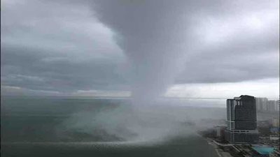 دوامة مائية أعلى من ناطحات السحاب في ماليزيا (فيديو وصور)