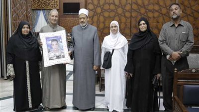 الإمام الأكبر يستقبل عددًا من أهالي الشهداء والمصابين قبل سفرهم لأداء العمرة