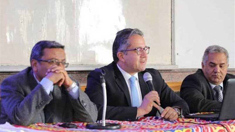 العناني يلتقي طلاب