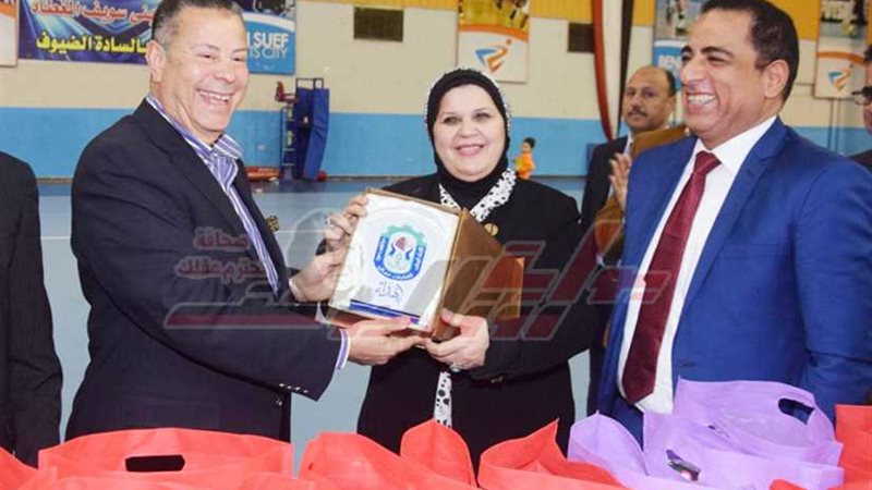 محافظ بني سويف يكرم