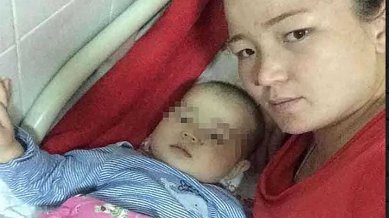 ممرضة تعطي طفلًا