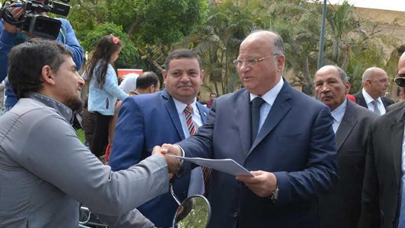 محافظ القاهرة يسلم