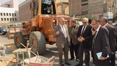 محافظ الجيزة ينتقد أعمال الرصف بشارعي اليابان والصدر