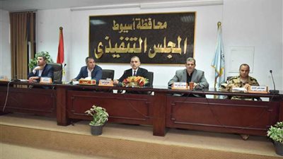 محافظ أسيوط: الموافقة على تخصيص أراض لإقامة جمعية زراعية ومحطة رفع صرف صحي