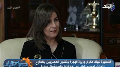 شاهد مذيعة تختبر العاملين بـ