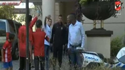 شاهد.. لقطات للاعبي الأهلي وتحرك الأتوبيس لملعب مبارة صن داونز