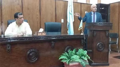 تعليم أسيوط يناقش استعداداته لامتحانات النقل والشهادة الإعدادية