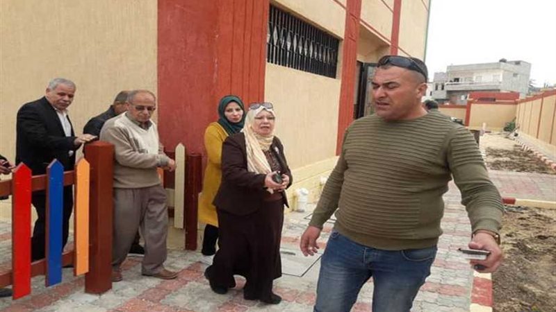 متابعة العمل في مدرسة