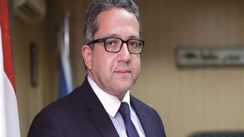 وزير الآثار يصطحب