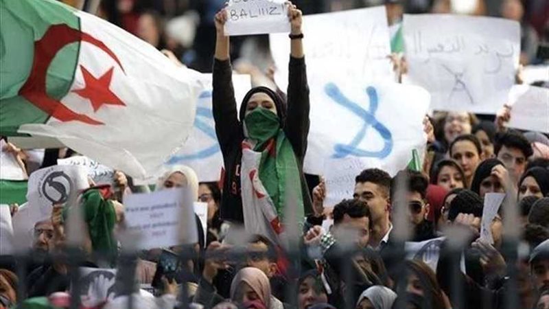 آلاف الجزائريين يتظاهرون