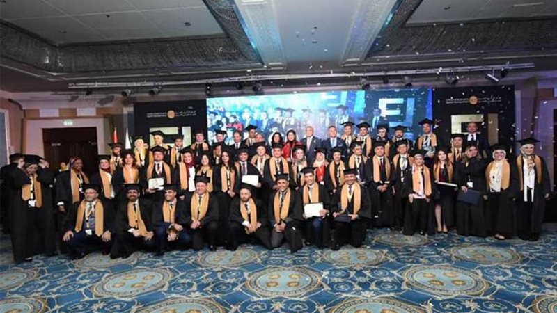 المعهد المصرفي يخرج