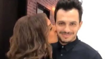 بالفيديو.. أنغام تهدي زوجها قبلة أمام الكاميرا