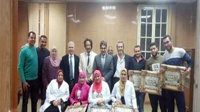 قيادات المستشفى الجامعي يكرمون فريق تمريض إنقاذ طفل السيخ الحديد بطوارئ طنطا