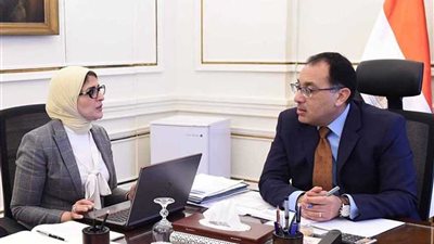 رئيس الوزراء يتابع مع وزيرة الصحة استعدادات تطبيق منظومة التأمين الصحي ببورسعيد