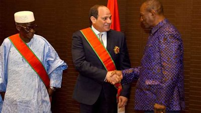 رئيس غينيا يقيم مأدبة عشاء لـ