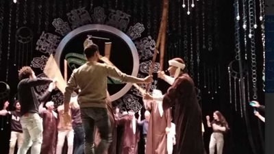 جورجيا تشارك فرقة المنيا في رقصة التحطيب بورشة مهرجان دمنهور للفلكلور