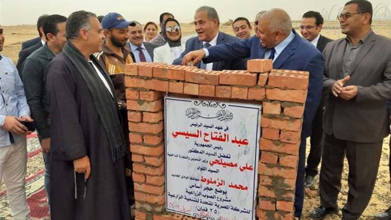 وزير التموين يضع