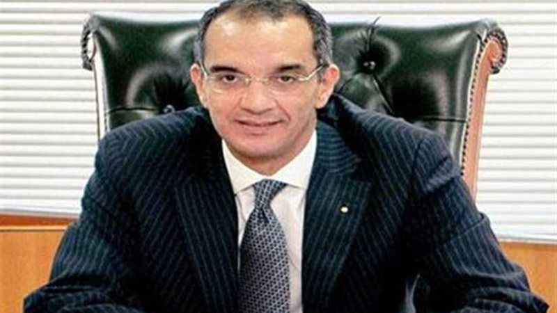 وزير الاتصالات يشيد