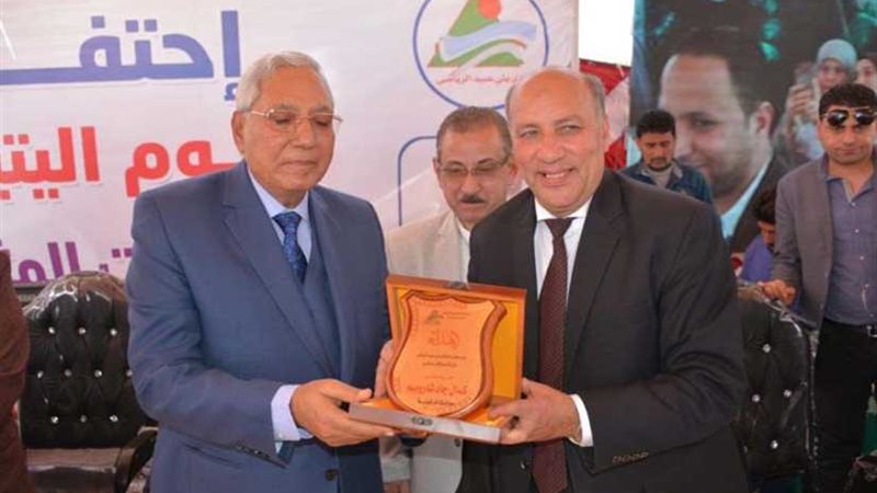 محافظ الدقهلية يكرم