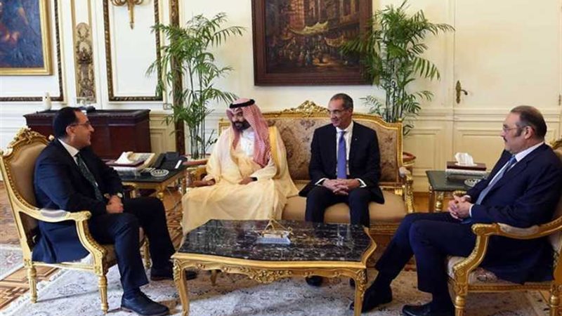 مدبولي يتفق مع وزير