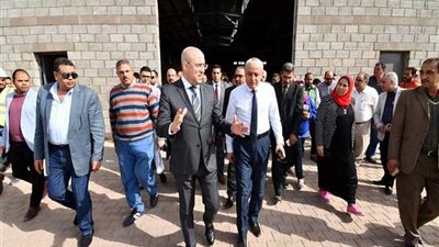وزير الإسكان يتفقد مشروع المجمعات الصناعية بمدينة العاشر من رمضان