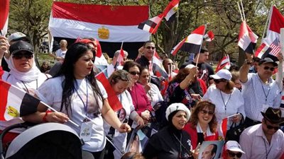 الجالية المصرية تحتشد أمام البيت الأبيض للترحيب بالرئيس السيسي