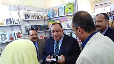 بالصور.. هيئة الكتاب تفتتح معرضًا بكلية الخدمة الاجتماعية بحلوان