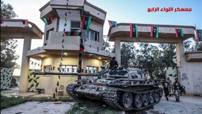 بالصور.. الجيش الوطنى الليبى يسيطر على معسكر الميليشيات بالعزيزية