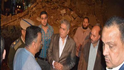 سكن بديل ومساعدات عاجلة لقاطني العقار المنهار بشارع الحسيني بالمنيا