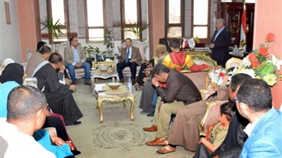 محافظ بني سويف يستقبل أسر حادثة بالوعة الصرف الصحي ببني سليمان