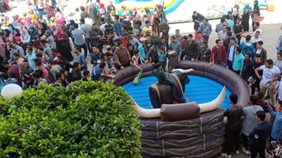 رئيس جامعة بنها يكرم 100 طفل من الأيتام و40 من أمهات الطلاب