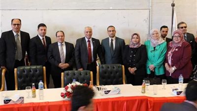 خبراء وكتاب يناقشون 